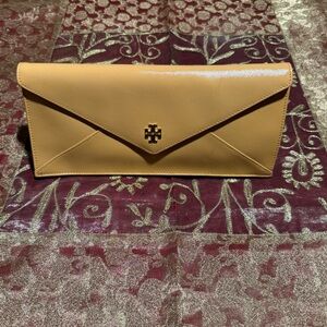 Tory Burch Leather Envelope Clutch Bag In Tan Color